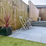 Cosy Hideaway - Parking And Relaxing Patio Area *