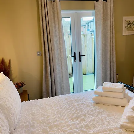 Cosy Hideaway - Parking And Relaxing Patio Area Apartment *