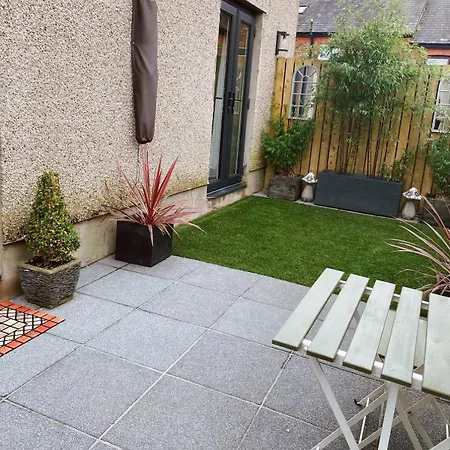 Cosy Hideaway - Parking And Relaxing Patio Area Apartment